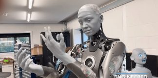 Um robô humanoide com expressões faciais surpreendentemente naturais
