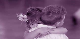 Maneiras de ajudar as crianças a aprender a perdoar