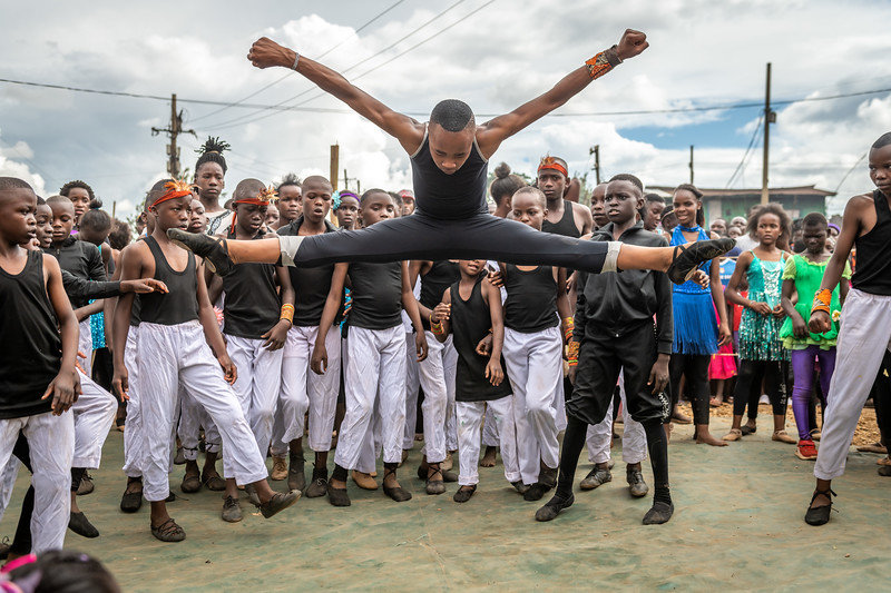 pensarcontemporaneo.com - O Bailarino que inspira as crianças pobres do Quênia a sonhar até na lama das favelas