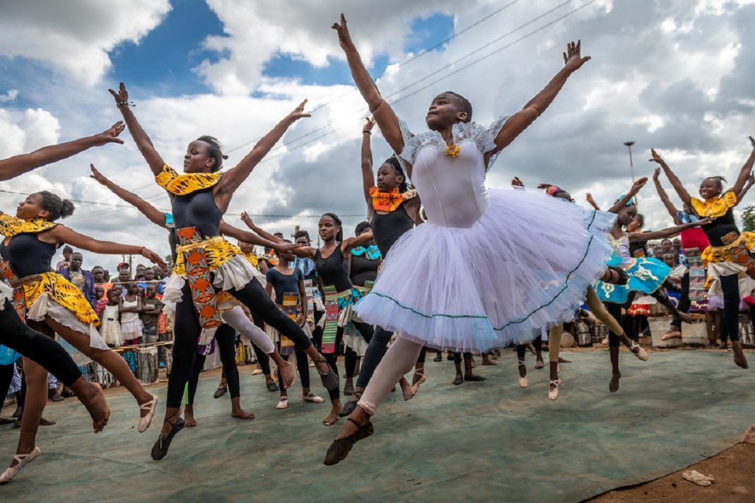 O Bailarino que inspira as crianças pobres do Quênia a sonhar até na lama das favelas