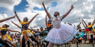 O Bailarino que inspira as crianças pobres do Quênia a sonhar até na lama das favelas
