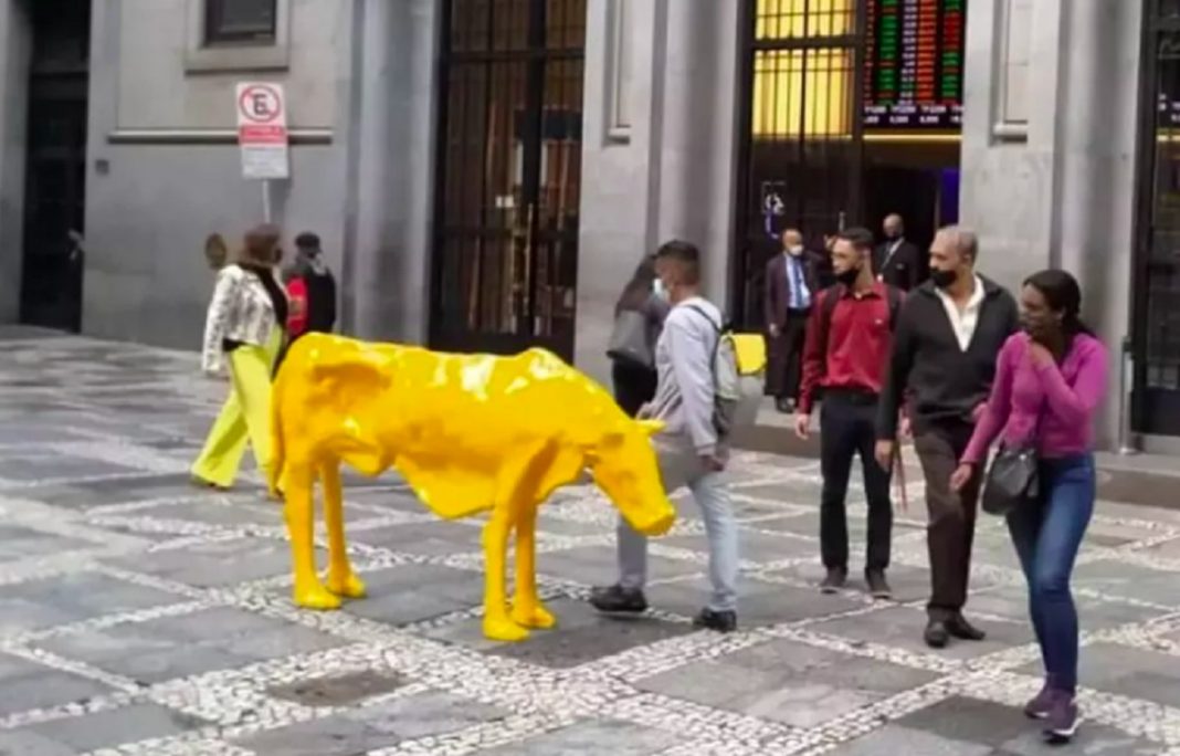 No lugar do touro, uma “vaca magra” amanheceu em frente à Bolsa de Valores de São Paulo