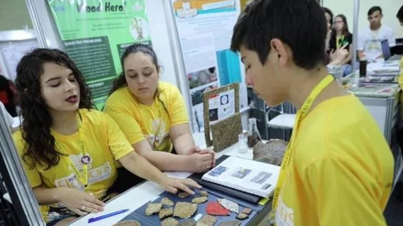 pensarcontemporaneo.com - Estudantes brasileiras desenvolvem madeira sustentável a partir de resíduos de mandioca