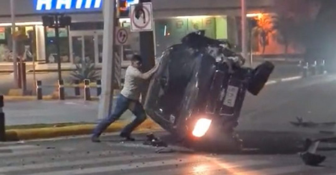O impressionante vídeo viral de um jovem virando seu carro depois de capotá-lo