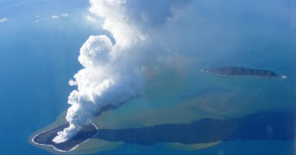 pensarcontemporaneo.com - Um enorme vulcão está criando uma nova ilha no oceano Pacífico em tempo real