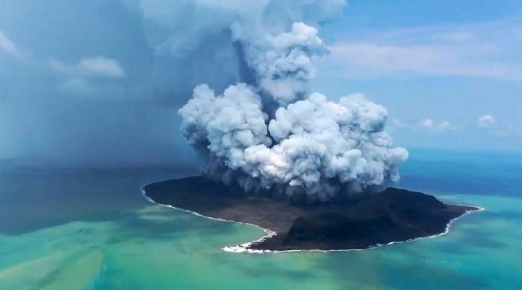 Um enorme vulcão está criando uma nova ilha no oceano Pacífico em tempo real