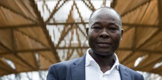 Arquiteto africano é o primeiro preto a ganhar o “Prêmio Nobel de Arquitetura”