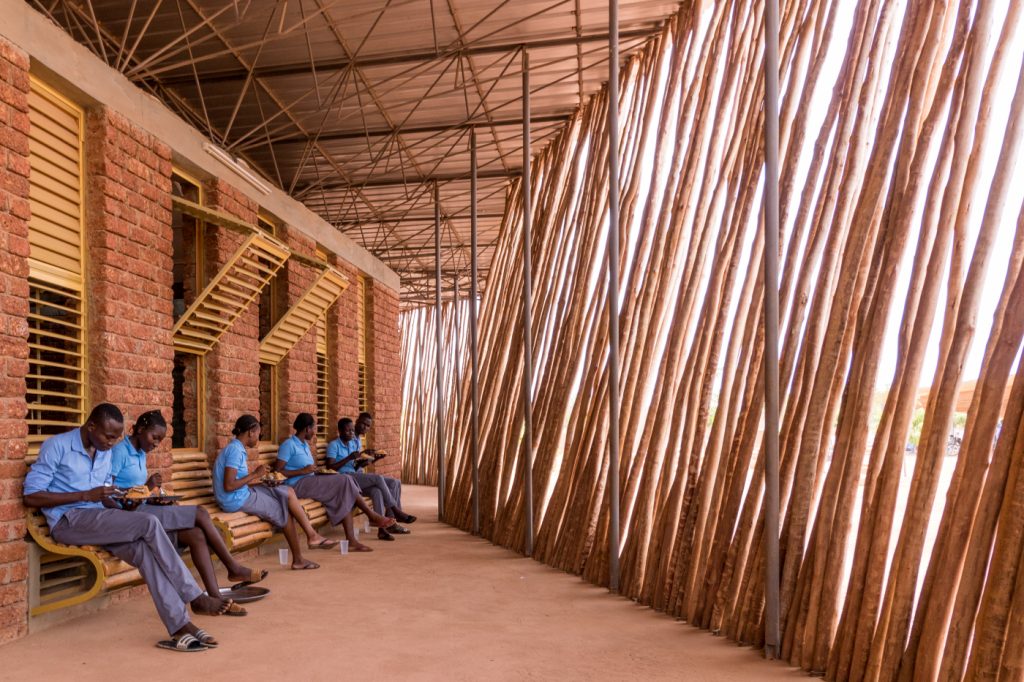 pensarcontemporaneo.com - Arquiteto africano é o primeiro preto a ganhar o “Prêmio Nobel de Arquitetura”