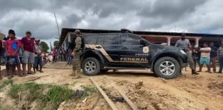 Suspeito no caso Dom e Bruno é levado ao local onde estariam os corpos no Amazonas