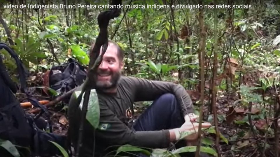VÍDEO: Canto indígena de Bruno Pereira ganha remix emocionante de André Abujamra