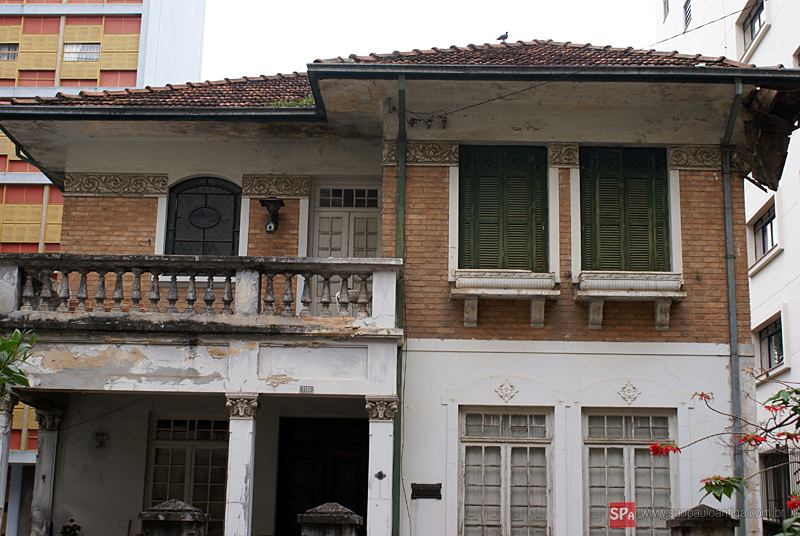 Mansão da ‘mulher da casa abandonada’ é atração turística em área nobre de São Paulo