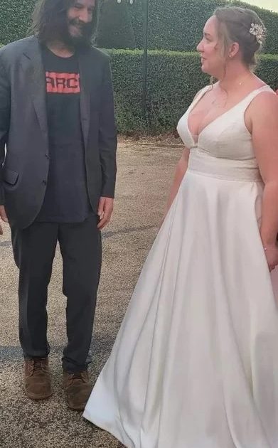 pensarcontemporaneo.com - Presença ilustre! Keanu Reeves aparece em casamento após ser convidado por noivo em bar de hotel