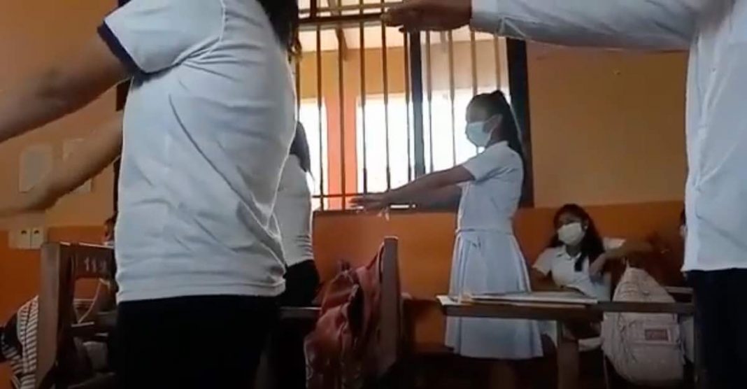 Professora pune alunos que não fizeram lição de casa obrigando-os a fazer agachamentos na Bolívia [VIDEO]