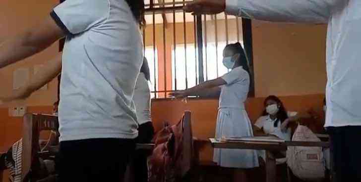 pensarcontemporaneo.com - Professora pune alunos que não fizeram lição de casa obrigando-os a fazer agachamentos na Bolívia [VIDEO]