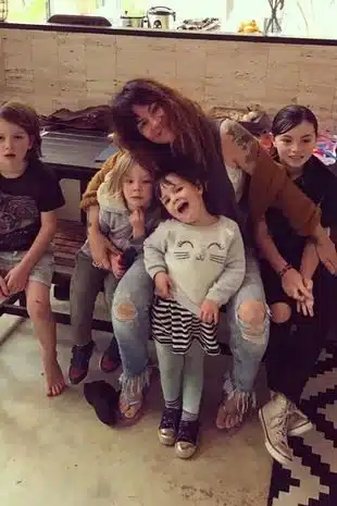 pensarcontemporaneo.com - Mãe australiana divide opiniões na internet ao revelar que seus filhos só tomam banho 3x na semana