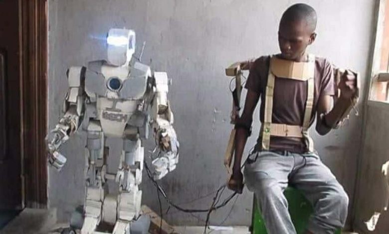 pensarcontemporaneo.com - Adolescente da Nigéria constrói robô com sensor de movimento usando sucata e papelão