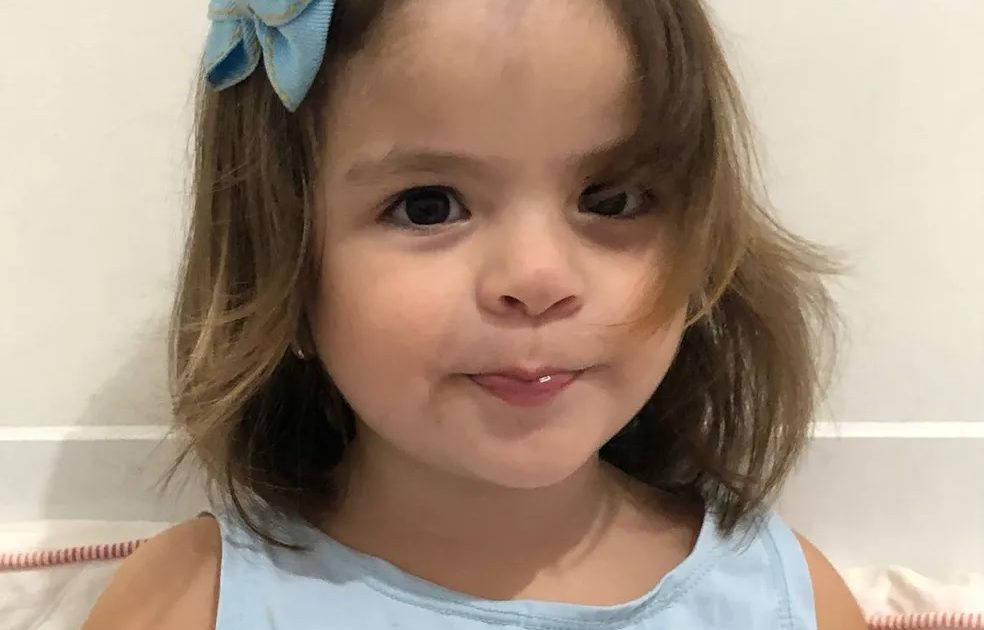 pensarcontemporaneo.com - 'Calva de cria': Menina de 2 anos raspa cabelo escondida dos pais e vídeo viraliza