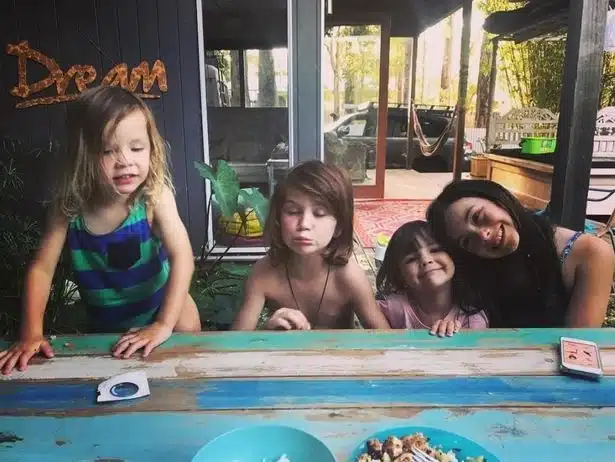 pensarcontemporaneo.com - Mãe australiana divide opiniões na internet ao revelar que seus filhos só tomam banho 3x na semana