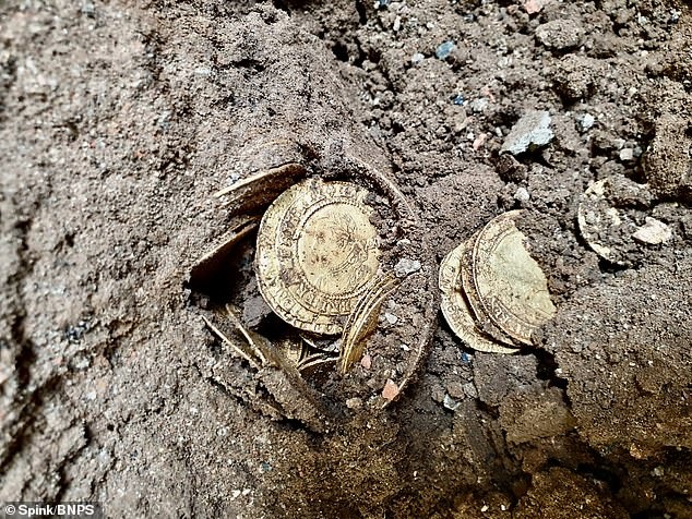 pensarcontemporaneo.com - Casal encontra moedas antigas avaliadas em R$ 1,3 milhão escondidas no chão de sua casa