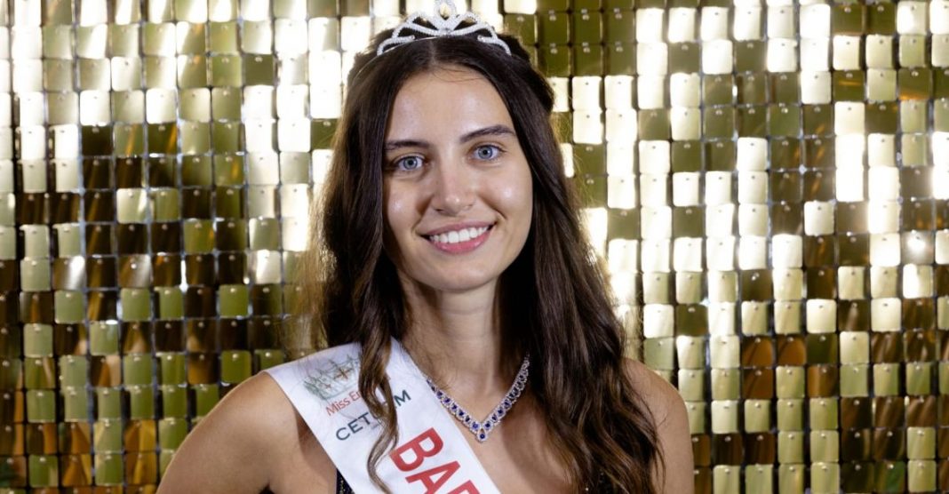 Finalista do Miss Inglaterra compete sem maquiagem e conquista jurados; confira fotos!