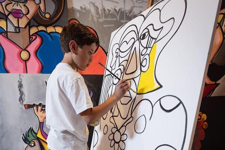 pensarcontemporaneo.com - Inspirado em Pablo Picasso, menino de 10 anos conquista galerias com suas obras de arte abstratas