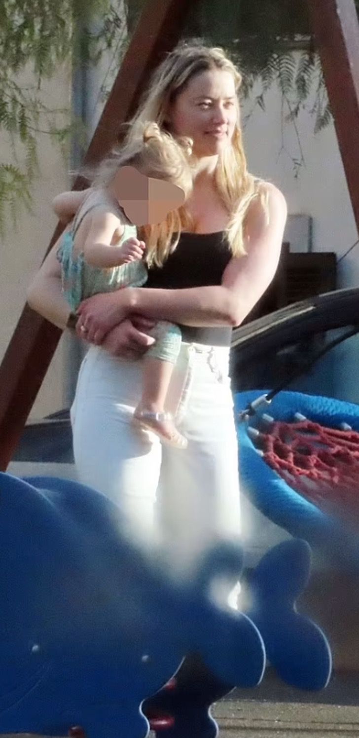 revistapazes.com - Superou? Uma renovada Amber Heard é flagrada sorridente curtindo a filha em parquinho