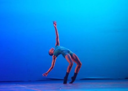 pensarcontemporaneo.com - Bailarino autista que morou em lixão supera a depressão e é chamado para festival de dança na Alemanha