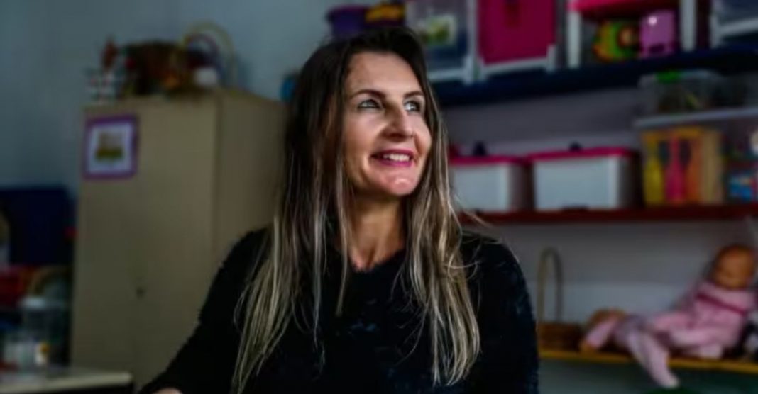 Ex-faxineira se forma em Pedagogia e volta como professora na escola onde trabalhou na limpeza