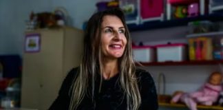 Ex-faxineira se forma em Pedagogia e volta como professora na escola onde trabalhou na limpeza