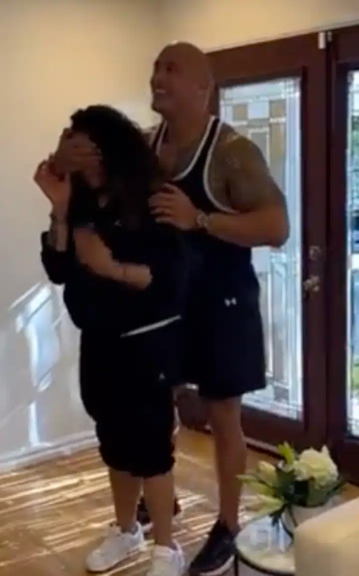 Após comprar uma mansão para sua mãe, The Rock dá casa luxuosa para prima: 'Merece o mundo' pensarcontemporaneo.com - Após comprar uma mansão para sua mãe, The Rock dá casa luxuosa para prima: 'Merece o mundo'