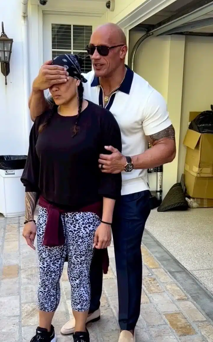 Após comprar uma mansão para sua mãe, The Rock dá casa luxuosa para prima: 'Merece o mundo' pensarcontemporaneo.com - Após comprar uma mansão para sua mãe, The Rock dá casa luxuosa para prima: 'Merece o mundo'