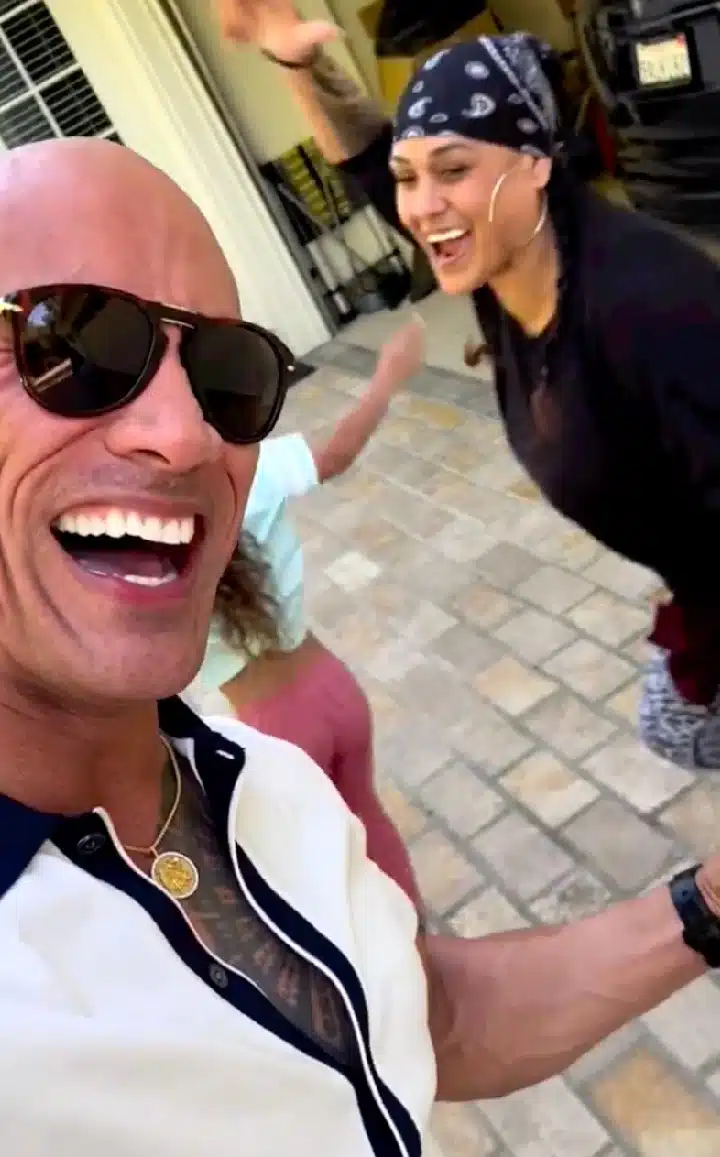 Após comprar uma mansão para sua mãe, The Rock dá casa luxuosa para prima: 'Merece o mundo' pensarcontemporaneo.com - Após comprar uma mansão para sua mãe, The Rock dá casa luxuosa para prima: 'Merece o mundo'