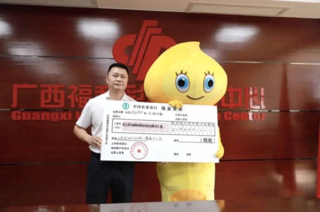 pensarcontemporaneo.com - Chinês ganha na loteria e retira R$ 200 milhões 'disfarçado' para não chamar atenção da família