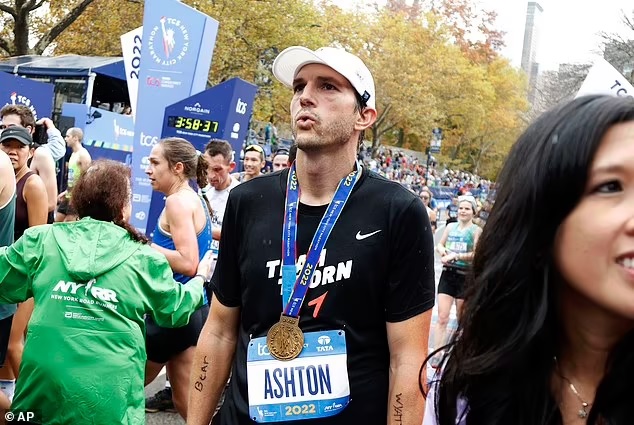 pensarcontemporaneo.com - Ashton Kutcher arrecada R$ 5 milhões para ONG de combate a abuso infantil durante Maratona de Nova York