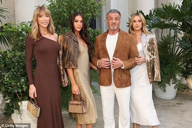 pensarcontemporaneo.com - Sylvester Stallone posa para foto com suas filhas às vésperas da estreia de seu reality show