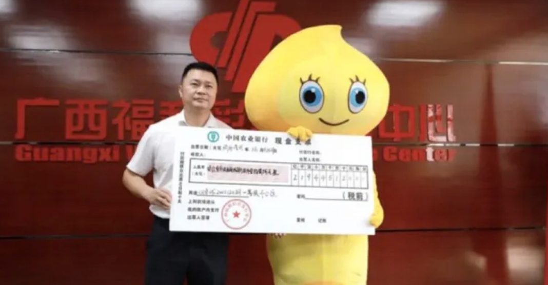 Chinês ganha na loteria e retira R$ 200 milhões ‘disfarçado’ para não chamar atenção da família