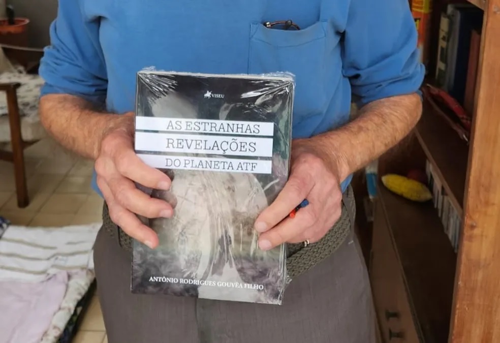 pensarcontemporaneo.com - Idoso de 102 anos realiza sonho de publicar livro escrito à mão e guardado por 30 anos dentro da gaveta
