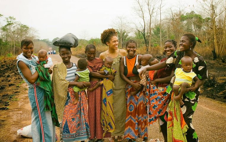 pensarcontemporaneo.com - Mulher negra adotada descobre aos 28 anos que é uma princesa de Serra Leoa, nação africana