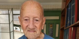 Idoso de 102 anos realiza sonho de publicar livro escrito à mão e guardado por 30 anos dentro da gaveta