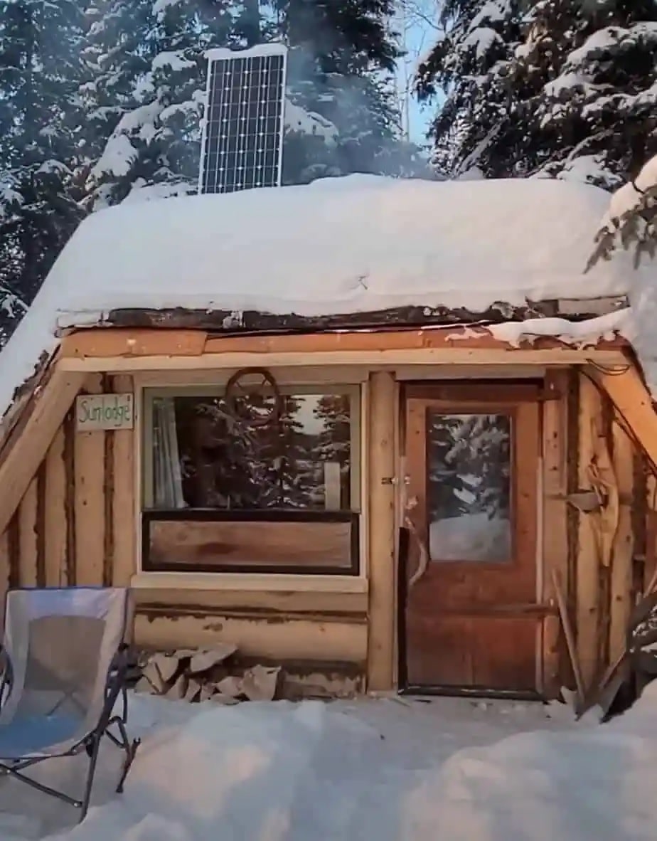 pensarcontemporaneo.com - Casal constrói cabana de madeira aconchegante no meio do deserto do Alasca: 'Nosso paraíso'