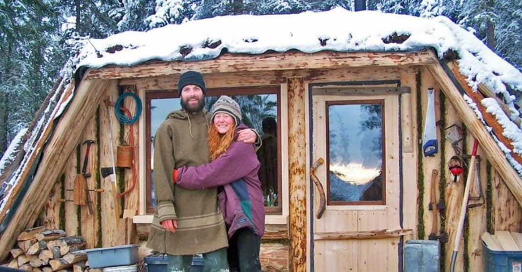 Casal constrói cabana de madeira aconchegante no meio do deserto do Alasca: ‘Nosso paraíso’