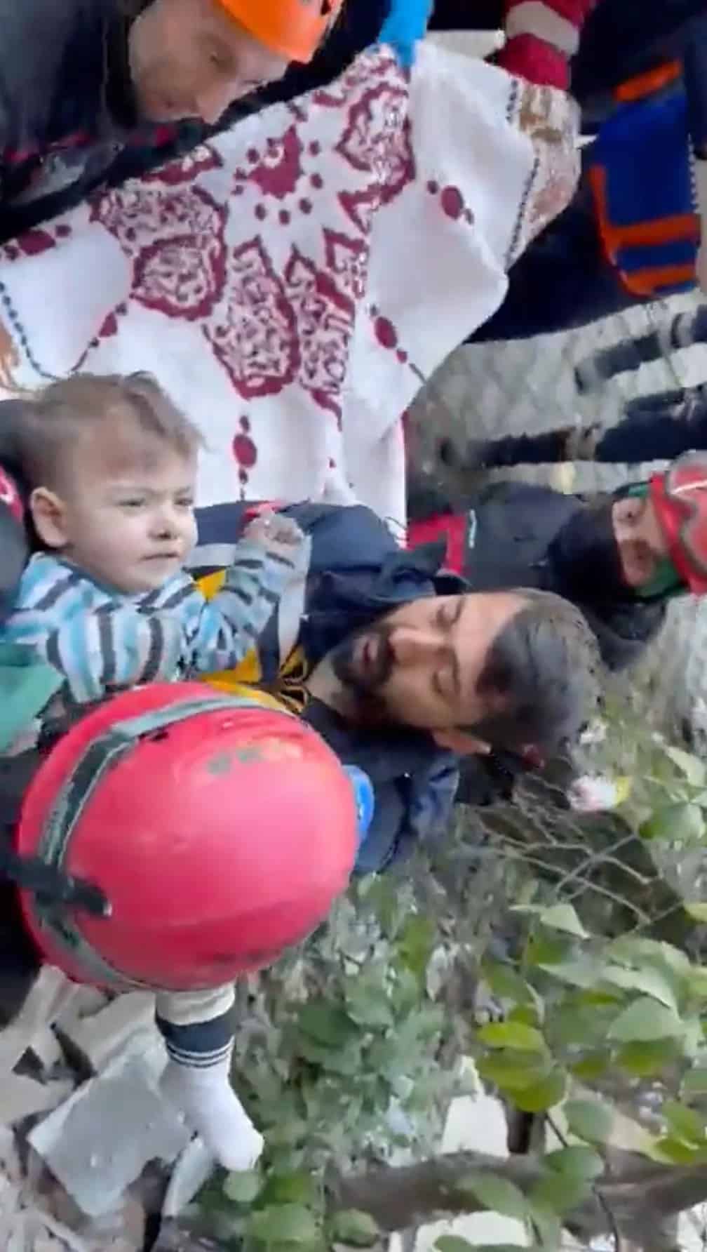 pensarcontemporaneo.com - Bebê é resgatado com vida 79 horas após terremoto mortal na Turquia [VIDEO]