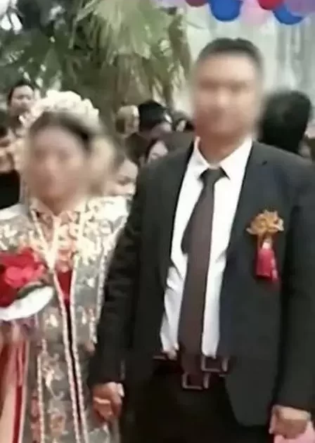 pensarcontemporaneo.com - Ex-namoradas estragam cerimônia de casamento de mulherengo com faixa: 'Vamos destruí-lo'