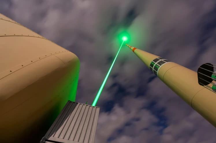 Cientistas usam feixes de laser e desviam raios durante tempestade
