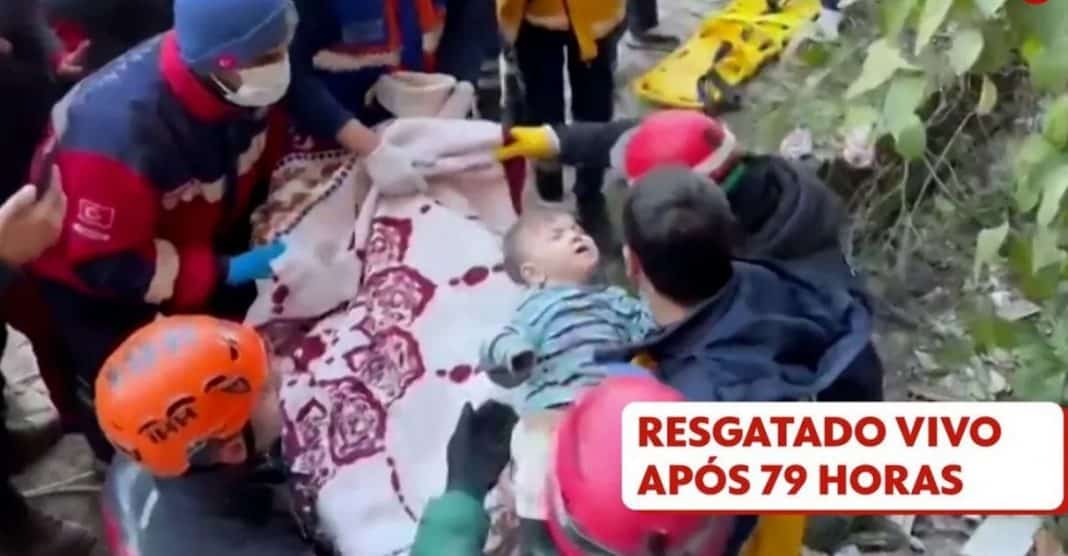 Bebê é resgatado com vida 79 horas após terremoto mortal na Turquia [VIDEO]
