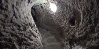 Homem derruba a parede do porão e descobre antiga cidade subterrânea que já abrigou 20 mil pessoas