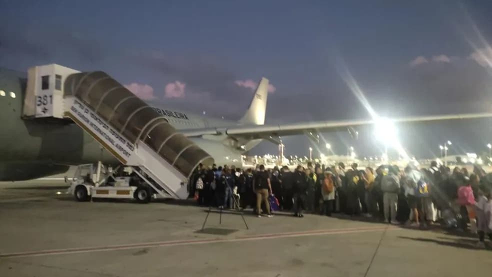 pensarcontemporaneo.com - Avião da Força Aérea Brasileira vai até Israel buscar brasileiros em meio à guerra