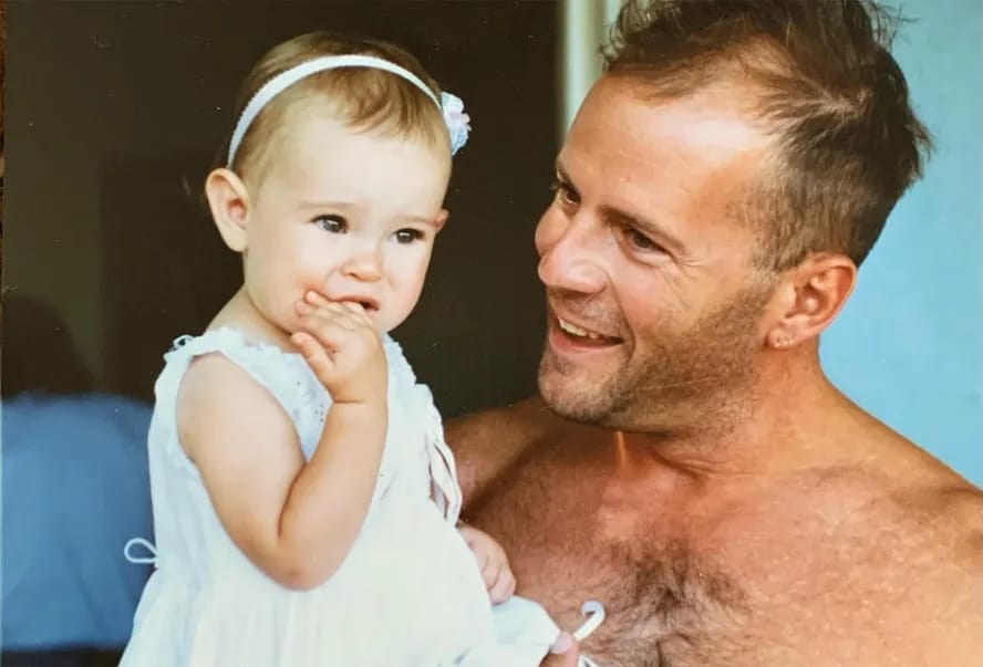 pensarcontemporaneo.com - [VIDEO] Pela 1ª vez, filha de Bruce Willis compartilha momento amoroso com o pai após diagnóstico de demência