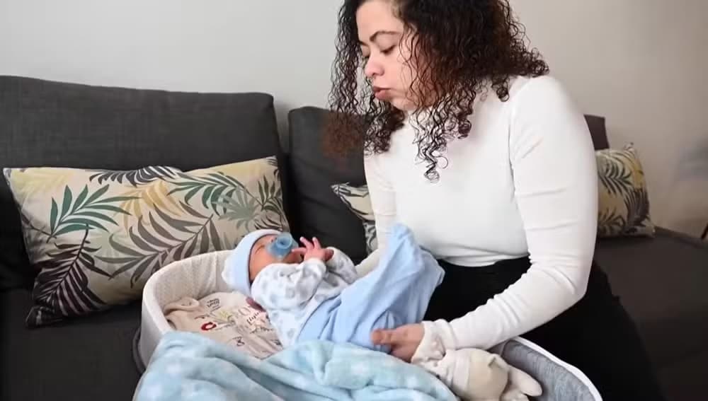 pensarcontemporaneo.com - Mulher dá à luz com o mesmo útero em que foi gerada após fazer transplante "impossível"