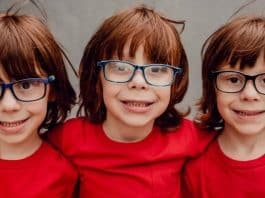 Trigêmeos gaúchos 100% idênticos - e muito raros - fazem sucesso na web; veja fotos